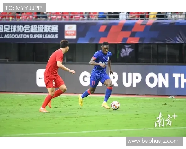 机场足球明星受伤视频引发热议球迷纷纷表达关心与支持 机场足球明星受伤视频引发热议球迷纷纷表达关心与支持