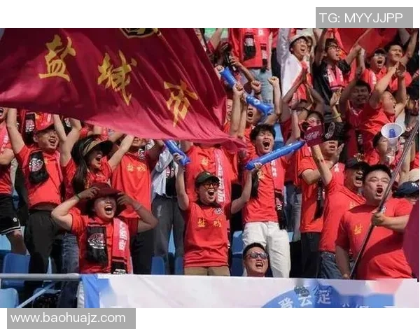 足球明星签名会盛大开启球迷齐聚一堂共庆足球盛宴 足球明星签名会盛大开启球迷齐聚一堂共庆足球盛宴